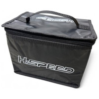 A H-Speed védőburkolat célja a lítium akkumulátorok szállításával és töltésével járó kockázatok korlátozása. Tűz esetén megakadályozza a tartalom szétrobbanását és a láng terjedését. Ugyanakkor korlátozza a levegő hozzáférését, és így hozzájárul annak eloltásához. Méretek 21 x 16 x 15 cm.