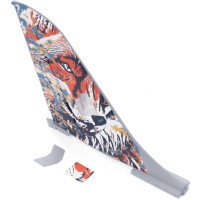 Gyakorlatilag elkészült félmodell egy cseh sugárhajtású kiképző és könnyű harci repülőgépről, 1088 mm szárnyfesztávolsággal, szinte elpusztíthatatlan, szénerősítésű extrudált poliolefin habból (EPO). 80 mm-es ventilátorral, C3552-2000 AC motorral, R-100SB Plus vezérlővel és 8 fém fogaskerekes mikro szervóval felszerelve. Irányított csűrők, fékszárnyak, oldalkormány, magassági kormány, behúzható futómű, kormányozható orrláb és motorfordulatszám; funkcionális LED-es lámpák. 6S LiPo akkumulátorokhoz 3700–5000 mAh (min. 40 °C, lehetőleg 60 °C).