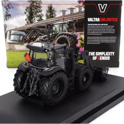 UNIVERSAL HOBBIES VALTRA G135 TRACTOR 2017 - BLACK 1/32