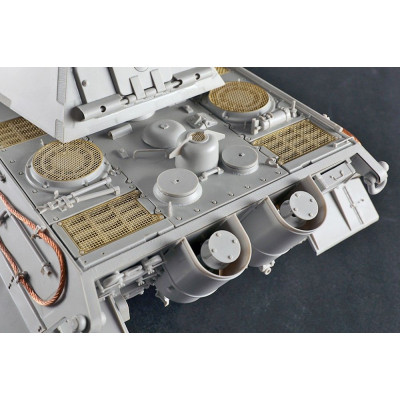 Trombitás Pz.Kpfw.VI Sd.Kfz.182 Tiger II (Porsche korai gyártású jármű) 1/16