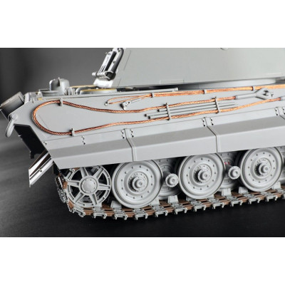 Trombitás Pz.Kpfw.VI Sd.Kfz.182 Tiger II (Porsche korai gyártású jármű) 1/16