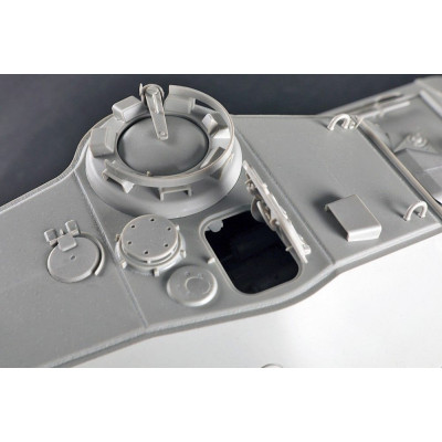 Trombitás Pz.Kpfw.VI Sd.Kfz.182 Tiger II (Porsche korai gyártású jármű) 1/16