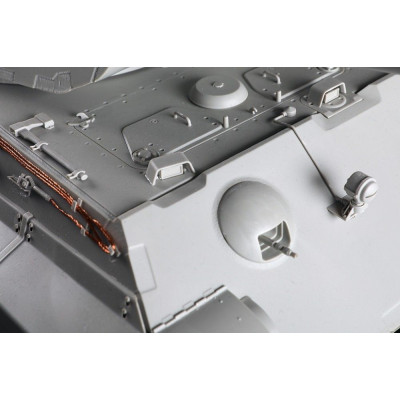 Trombitás Pz.Kpfw.VI Sd.Kfz.182 Tiger II (Porsche korai gyártású jármű) 1/16