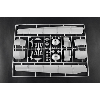 Trombitás Pz.Kpfw.VI Sd.Kfz.182 Tiger II (Porsche korai gyártású jármű) 1/16