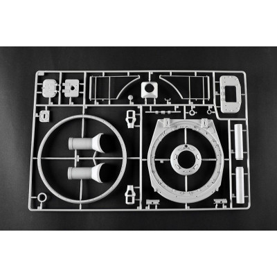 Trombitás Pz.Kpfw.VI Sd.Kfz.182 Tiger II (Porsche korai gyártású jármű) 1/16