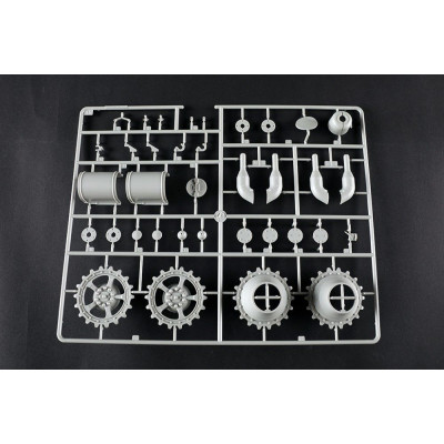 Trombitás Pz.Kpfw.VI Sd.Kfz.182 Tiger II (Porsche korai gyártású jármű) 1/16