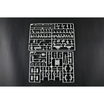 Trombitás Pz.Kpfw.VI Sd.Kfz.182 Tiger II (Porsche korai gyártású jármű) 1/16