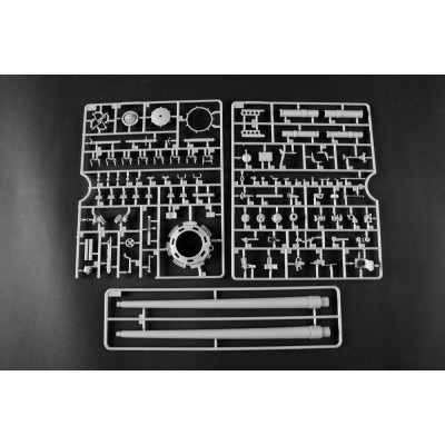 Trombitás Pz.Kpfw.VI Sd.Kfz.182 Tiger II (Porsche korai gyártású jármű) 1/16