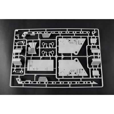 Trombitás Pz.Kpfw.VI Sd.Kfz.182 Tiger II (Porsche korai gyártású jármű) 1/16