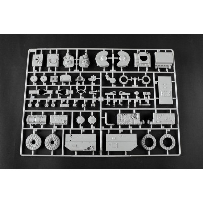 Trombitás Pz.Kpfw.VI Sd.Kfz.182 Tiger II (Porsche korai gyártású jármű) 1/16