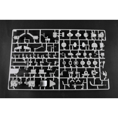 Trombitás Pz.Kpfw.VI Sd.Kfz.182 Tiger II (Porsche korai gyártású jármű) 1/16