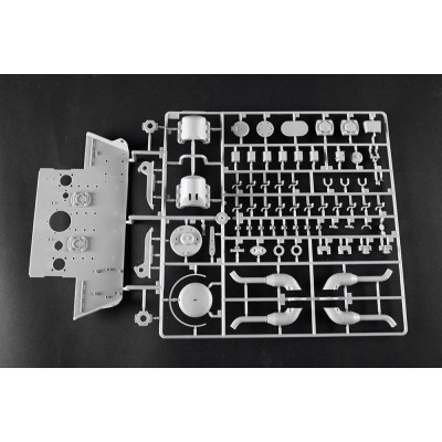 Trombitás Pz.Kpfw.VI Sd.Kfz.182 Tiger II (Porsche korai gyártású jármű) 1/16