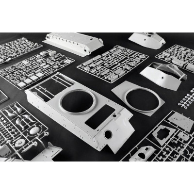 Trombitás Pz.Kpfw.VI Sd.Kfz.182 Tiger II (Porsche korai gyártású jármű) 1/16