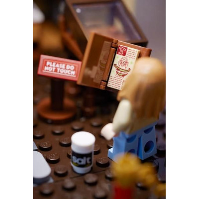 LEGO Ideas - Disney Hokus pokus: Chatka sester Sandersonových