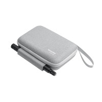 Kompakt és könnyű utazótok Insta360 X4 Air kamerához és tartozékaihoz — védi a kamerát, az akkumulátorokat és a tartozékokat szállítás közben, és megkönnyíti a felszerelés rendszerezését útközben.