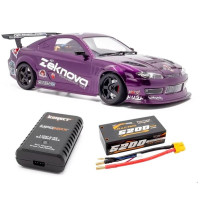 Teljesen összeszerelt autómodell 1/10-es RC drifthez. A készlet tartalmaz egy RC készletet, váltakozó áramú kombinációt, alacsony profilú szervót, giroszkópot, festett karosszériát, LED világítást és drift gumiabroncsokkal ellátott kerekeket. Ezenkívül a készlet tartalmaz egy meghajtó akkumulátort és egy töltőt is.