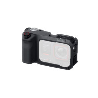 Az ergonomikus Xplorer Grip Pro Kit az Insta360 Ace Pro 2 akciókamerádat kényelmes kézi eszközzé varázsolja, amely ideális utcai fotózáshoz, videózáshoz és kreatív filmezéshez. A markolat közvetlenül a kamerához csatlakozik, és fizikai vezérlőgombokat biztosít a veszteségmentes zoomhoz, expozícióhoz és gyors módváltáshoz, így a filmezés és a fényképezés kényelmesebb és intuitívabb. Tartalmaz egy beépített 2010 mAh-s akkumulátort, amely jelentősen meghosszabbítja a felvételi időt (alacsonyabb üzemmódokban akár ~5 óra 40 percre) megszakítás nélkül. Ugyanakkor a markolat javítja a fogást és a stabilitást, több rögzítési pontot kínál a tartozékoknak, és összességében sokoldalúbb eszközzé teszi az Ace Pro 2-t a tartalomkészítők számára.