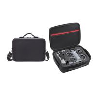 A közepes méretű fekete PU tok DJI NEO 2 drónhoz RC-N3 vezérlővel praktikus és biztonságos védelmet nyújt szállítás közben. PU és EVA anyagok kombinációjából készült, amely hatékonyan védi a berendezést az ütésektől, nyomástól és nedvességtől. 661 g-os súlyával stabil és tartós marad. A 31 × 21 × 11 cm-es méretek elegendő helyet biztosítanak, míg a töltőközpont közvetlenül a drón alatt tárolható, ami áttekinthető és hatékony elrendezést biztosít. Ideális választás utazáshoz és tároláshoz.