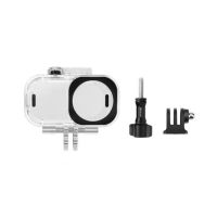 A DJI Osmo Nano drónhoz készült PULUZ vízálló búvártok biztonságos víz alatti felvételkészítést tesz lehetővé akár 45 méteres mélységig. Az átlátszó PC és optikai üveg konstrukció tiszta és kiváló minőségű képet biztosít, míg a szilikon és rozsdamentes acél szilárd és megbízható tömítést garantál. Kompakt méretei és 52,2 g-os súlya könnyen hordozhatóvá és kezelhetővé teszi. Ideális vízi sportokhoz, búvárkodáshoz és víz alatti akciófotózáshoz.