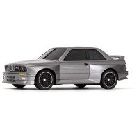 1:64-es RC modell adó nélkül. Teljesen proporcionális kormányzás, hátsókerék-meghajtás, teljes körűen engedélyezett BMW M3 karosszéria. Cserélhető 58mAh-s akkumulátor akár 45 perces vezetési idővel. Első és hátsó LED-es lámpák indexekkel.