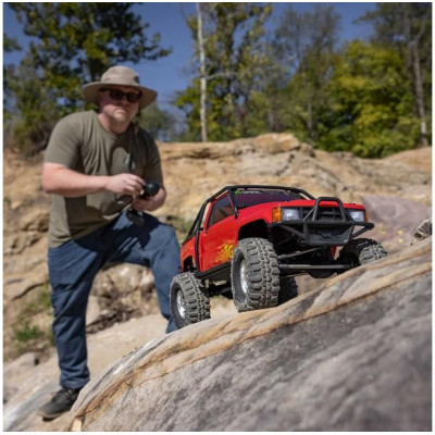 Axial SCX10 III Toyota SR5 1987 1:10 4WD RTR pískový