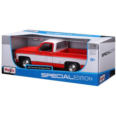 Maisto Chevrolet C10 Cheyenne Super 1:18 1974 červeno-bílá