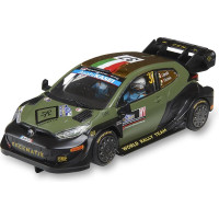 SCX Classic Toyota Yaris WRC - Bertelli (4WD) pályaautó 1:32 méretarányban, világítással, SCX Classic analóg pályákhoz. Ha kiegészíted az SCX Advance A típusú - hosszú SCXE10405X200 átalakító készletet, az autót használhatod az Advance pályán is.