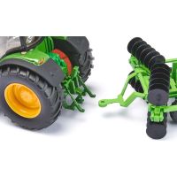 SIKU Farmer tárcsás borona modell 1:32 méretarányban. A modell forgó gumiabroncsokkal, mozgatható műanyag tárcsákkal és behajtható karokkal rendelkezik a szállításhoz. Kiegészítőként szolgál a Siku Farmer 1:32 sorozatú traktorokhoz. Minőségi fém- és műanyag kidolgozás.
