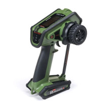 Kormánykerék, mechanikailag ellenálló , 12 csatornás Spektrum DX Rugged+ zöld adóvevő kettős protokollal (DSMR+ és SLT), valamint Spektrum Smart technológia támogatással. 20 modell memóriája, nagyméretű LCD kijelző, intuitív vezérlés, széleskörű beállítási lehetőségek.