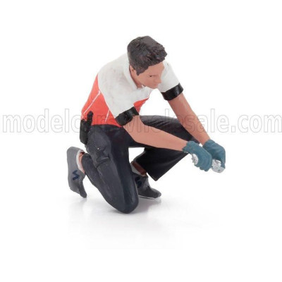 AMERICAN DIORAMA FIGURES MAN RACE CREW V - BLACK RED WHITE 1/24