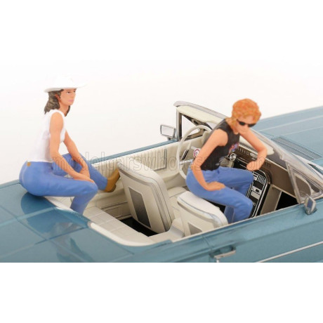 KK SCALE FIGURES SET 2X GIRL- CAR NOT INCLUDED - VARIOUS 1/18
