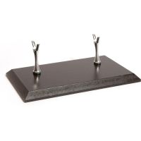 OCCRE állvány az America yacht nem úszó modelljéhez - Americas Cup 1851 1:75. Elegáns állvány fekete MDF lapból, két keskeny, fényes felületű öntött fém (Zamak) tartóval. Biztonságos állvány, amely illeszkedik a jacht karcsú hajótestéhez. Méretek 240x145x16 mm.