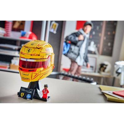 LEGO Editions - Helma Lewis Hamilton ze Scuderia Ferrari HP