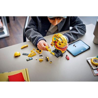LEGO Editions - Helma Lewis Hamilton ze Scuderia Ferrari HP