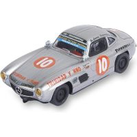 SCX Original Mercedes-Benz 300 SL Coupé - Panamerican pályaautó 1:32 méretarányban, világítással, analóg SCX Original pályákhoz. A játékautó alkalmas Carrera 1:32 és Ninco 1:32 analóg pályákhoz is. Ha kiegészíted az SCX Advance B típusú - rövid SCXE10406X200 átalakító készletet, az autót az Advance pályához is használhatod.