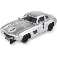 SCX Original Mercedes-Benz 300 SL Coupé - 24 órás Le Mans pályaautó 1:32 méretarányban, világítással, SCX Original analóg pályákhoz. A játékautó alkalmas Carrera 1:32 és Ninco 1:32 analóg pályákhoz is. Ha kiegészíted az SCX Advance B típusú - rövid SCXE10406X200 átalakító készletet, az autót az Advance pályához is használhatod.