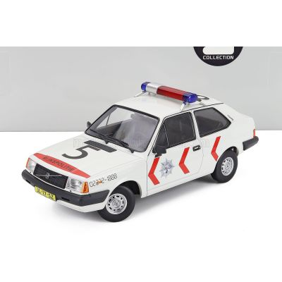 TRIPLE9 VOLVO 343 GLS DUTCH POLICE 1982 - WHITE RED 1/18