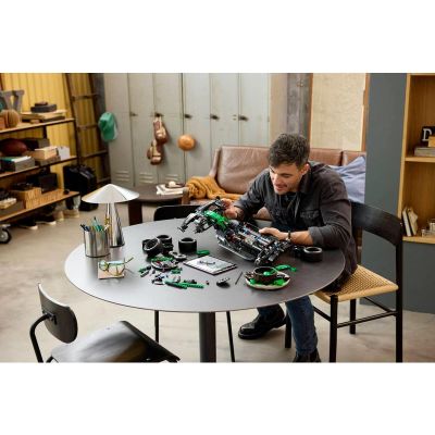 LEGO Technic - Auto Aston Martin Aramco AMR25 F1®