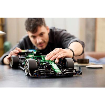 LEGO Technic - Auto Aston Martin Aramco AMR25 F1®