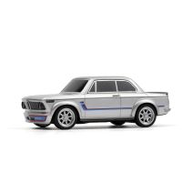 1:64-es RC modell adó nélkül. Teljesen arányos kormányzás, hátsókerék-meghajtás, teljes körűen engedélyezett BMW 2002 Turbo karosszéria. Cserélhető 58mAh-s akkumulátor akár 45 perces vezetési idővel. Első és hátsó LED-es lámpák indexekkel.