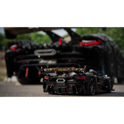 LEGO Technic - Megacar Koenigsegg Sadair's Spear
