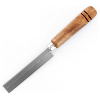 Modelcraft modellfűrész 114x13mm 17 fog/cm, fa és műanyag vágásához, sűrű fogazat a precíz és finom vágáshoz. A vágási mélység 12,7mm, a penge hossza 115mm vastagsága 0,2mm. Hossza 230mm, a penge szélessége 20mm, a nyél átmérője 25mm.