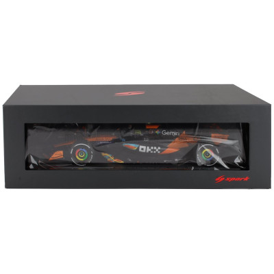 SPARK MODEL McLAREN F1 MCL39 TEAM MCLAREN N 4 WORLD CHAMPION 3rd ABU DHABI GP WITH PIT BOARD 2025 LANDO NORRIS - ORANGE BLACK