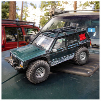 Axial SCX10 III Jeep Cherokee XJ 4WD 1:10 RTR bílý