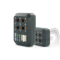 Miniatűr háromcsatornás többfunkciós elosztó stabilizált tápegységekhez 6-18 V (összesen legfeljebb 10 A) 4 mm-es banán aljzatokkal, LED kijelzővel és két USB 5V / 2,1A hálózati kimenetekkel. Ideális kiegészítő több kisebb 12V-os készülék egyidejű áramellátásához egy forrásból. Tápkábel XT60 csatlakozóval.