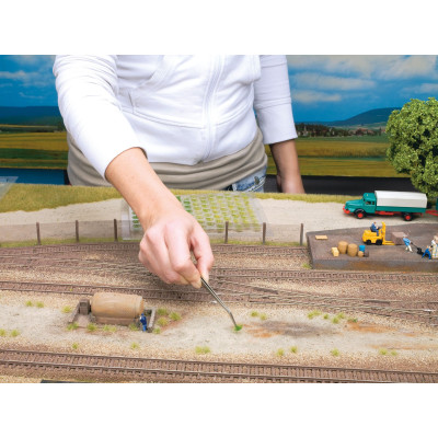 Trávové trsy  polní rostliny zelené odstíny, výška 6 mm