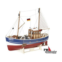 A ROMARIN Antje halászhajó készlet az egyik legegyszerűbb csónakkészlet. A kész hajótest öntése és az egyes alkatrészek előregyártása leegyszerűsíti és felgyorsítja a modell építését. A tágas hajótest bőséges helyet kínál egy nagyméretű akkumulátornak, a motornak a vezérlővel és az RC felszerelésnek. Képes útmutató és rajzok magyarázzák az építési folyamatot.