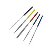 A Modelcraft ötrészes gyémánt tűreszelő készlet fogantyúval kiváló szerszám a kemény fém alkatrészekhez. Olyan fémet kell reszelni, amit a hagyományos reszelő nem bír el? Használja ezt a reszelőt egy réteg technikai gyémánttal. Szerszámhossz 100 mm, 5 profil, lapos, négyzet, kerek, félköríves és háromszög alakú.