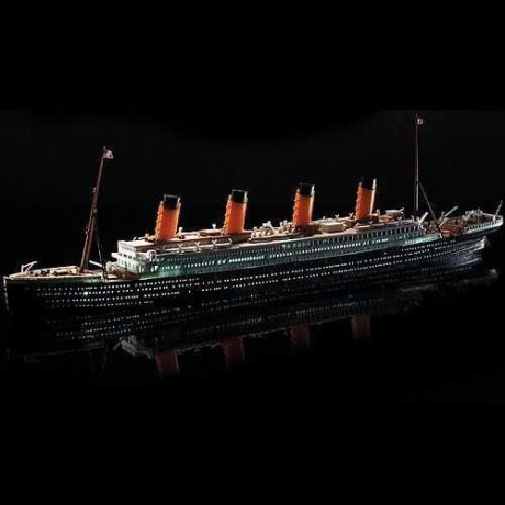 Model Kit loď 14220 - R.M.S. TITANIC + LED SET MCP (1:700)