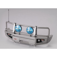 Szeretné korszerűsíteni RC modellautóját? A Kilerbody részletes, LED-es világítással ellátott első lökhárítót kínál a Toyota LC70 1:10 RC modellautóhoz. Az opcionális rögzítőkonzolok lehetővé teszik az Axial SCX10, SCX10II és RC4WD TF2 LWB alvázakra történő felszerelést. A lökhárító tartós anyagból ( ötvözet, fém, PC, ABS ) készült ezüst kivitelben.